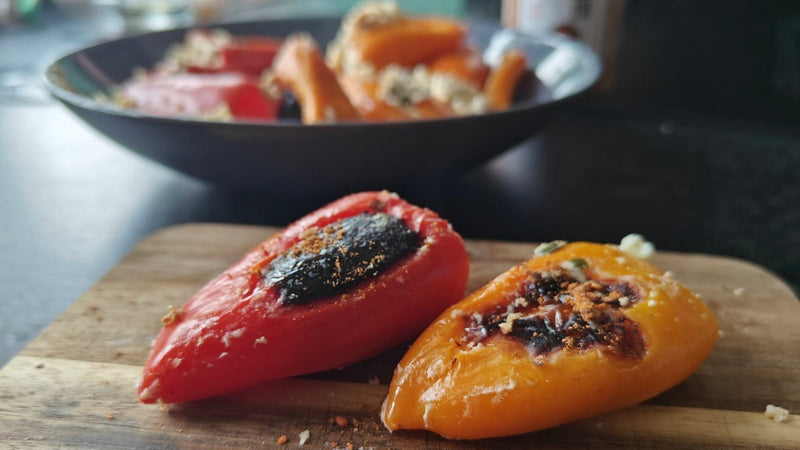 Gevulde mini paprika's met feta, roomkaas en limoen van de BBQ