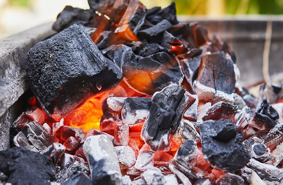 Kamado brandstof kiezen: waarom houtskool altijd beter is dan briketten