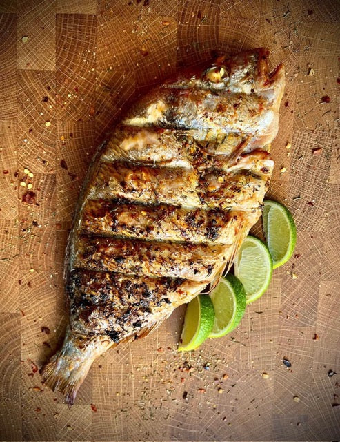 Gevulde dorade met kruidige chili-olie van de kamado