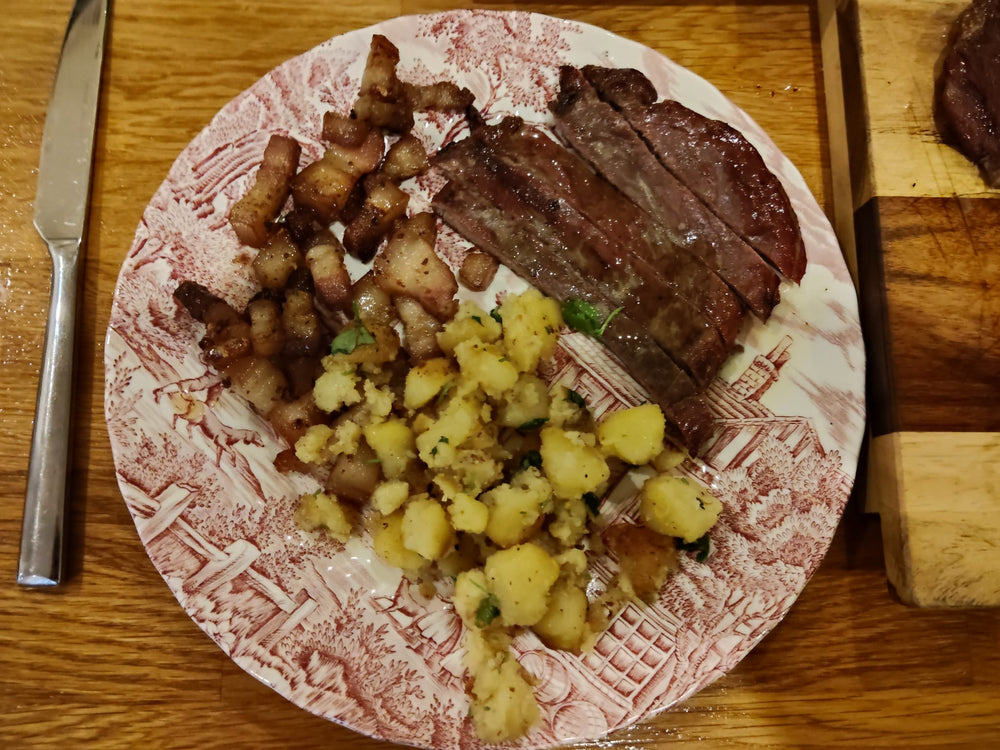 Reverse Seared Ribeye met Crispy Buikspek blokjes & Gerookte Boterjus