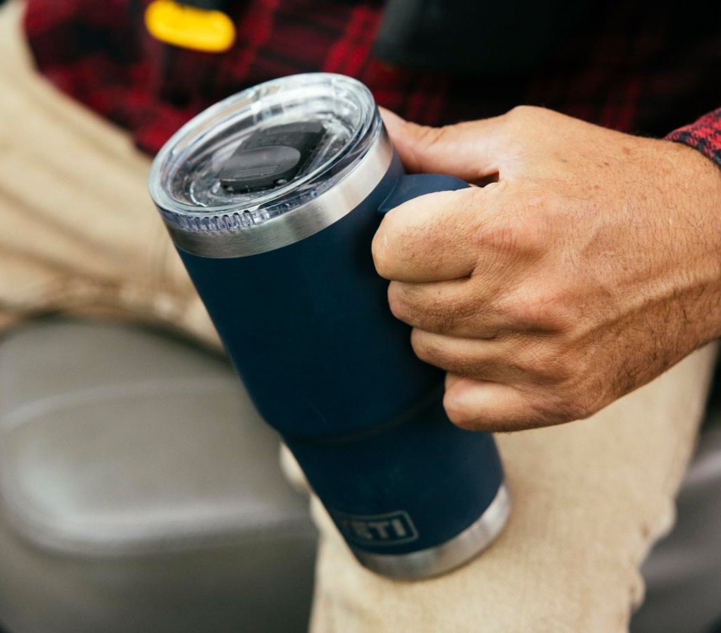 yeti-rambler-reismok-20-oz-sfeerfoto-1