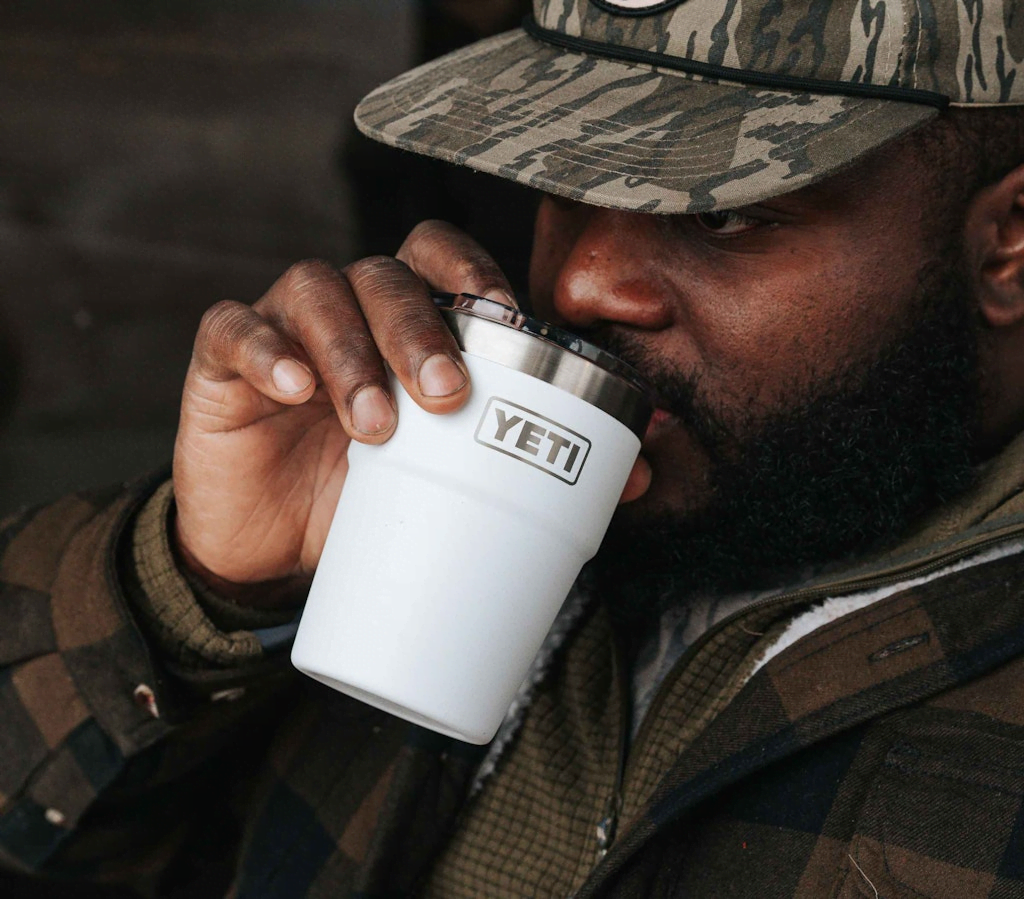 yeti-rambler-stapelbare-beker-16-oz-sfeerfoto-2